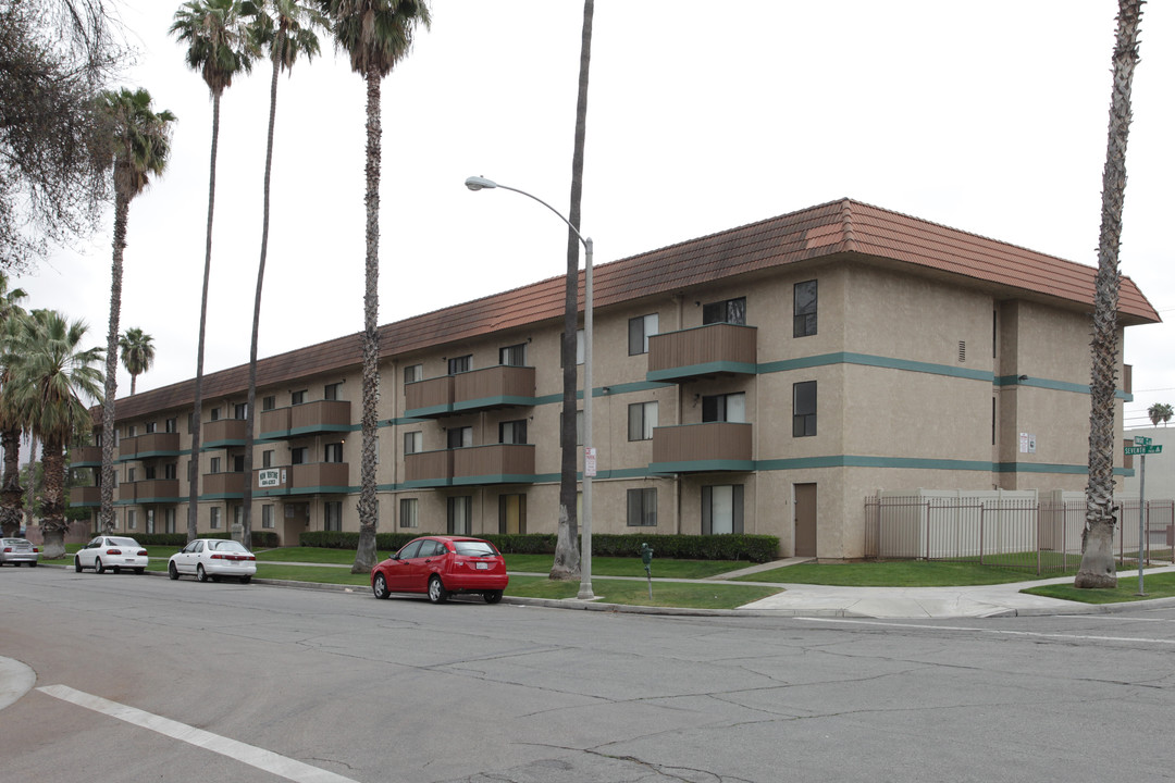 Oaktree Apartments in Riverside, CA - Building Photo