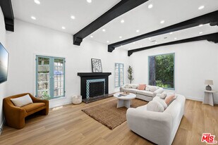 1104 S Crest Dr in Los Angeles, CA - Building Photo