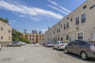 372-378 Loma Dr in Los Angeles, CA - Foto de edificio - Building Photo