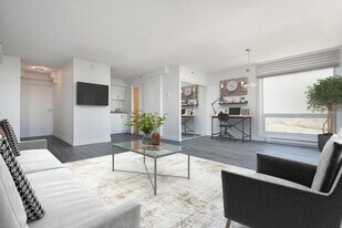 5740 Boul Cavendish in Côte-St-Luc, QC - Building Photo