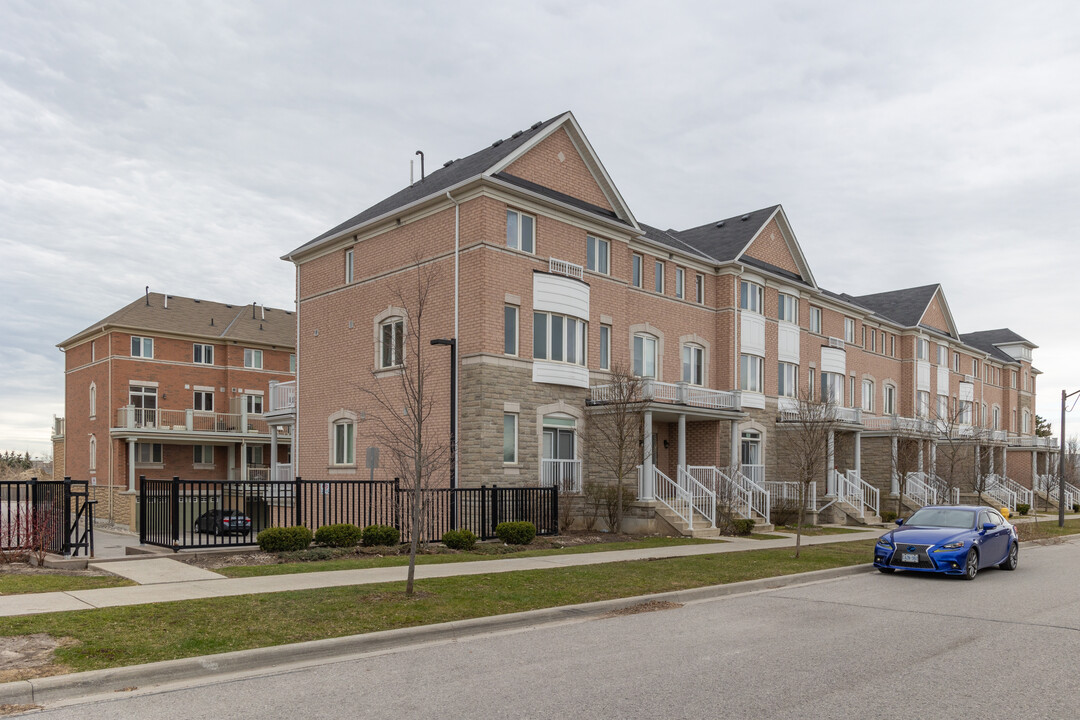 323 Aldergrove Dr in Markham, ON - Building Photo