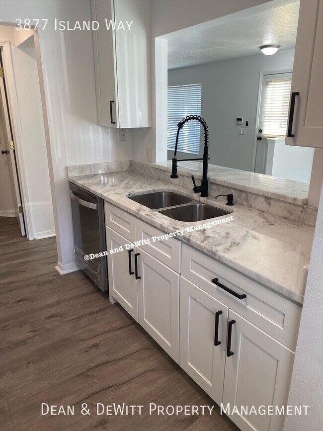 3877 Island Way in St. Petersburg, FL - Building Photo - Building Photo