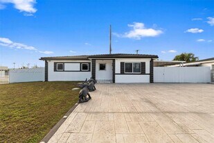 8300 NW 35th Pl in Miami, FL - Building Photo