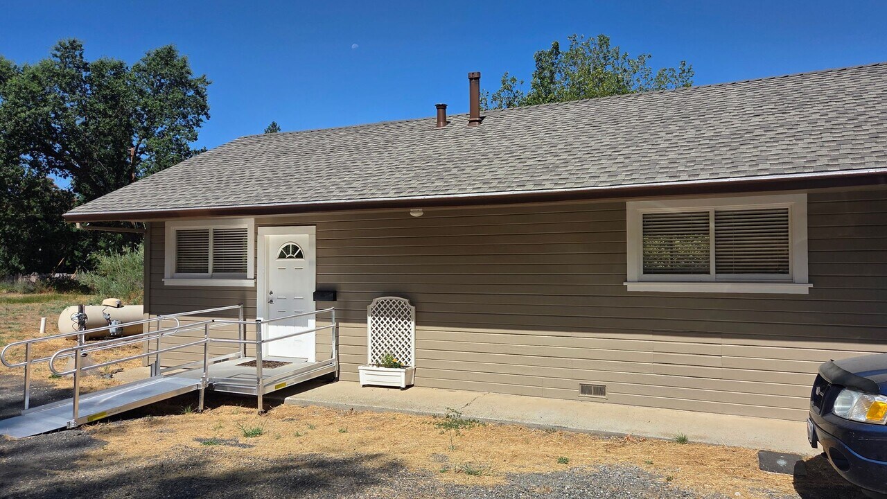 20011 Soulsbyville Rd in Soulsbyville, CA - Building Photo