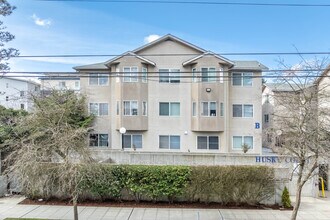 Husky Court/ Place in Seattle, WA - Foto de edificio - Building Photo