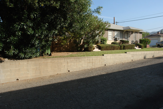 8221 Wyngate St in Sunland, CA - Building Photo - Building Photo