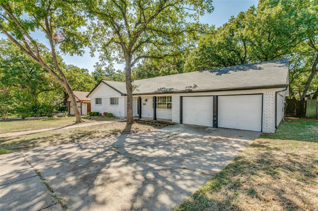 1911 Signet Dr in Euless, TX - Foto de edificio - Building Photo