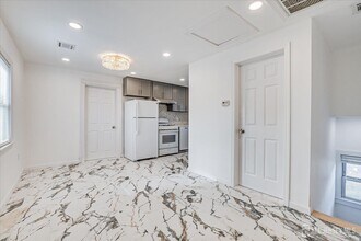 385 Pierson Ave in Edison, NJ - Building Photo - Building Photo