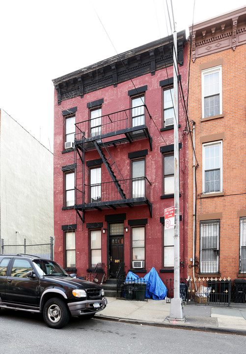 661 Henry St in Brooklyn, NY - Building Photo