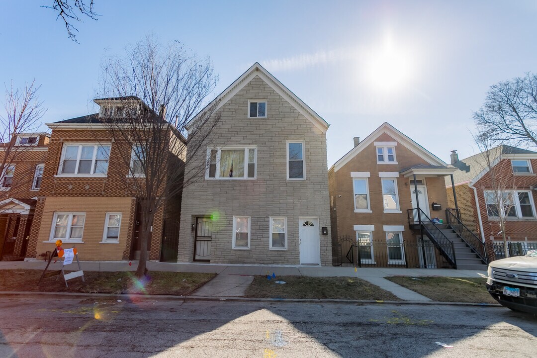 1651 W 38th Pl, Unit 1F in Chicago, IL - Foto de edificio