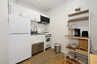 388 W 38th St in New York, NY - Building Photo - Building Photo