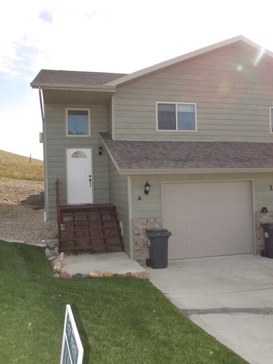 1350 E Oakland St in Rapid City, SD - Building Photo