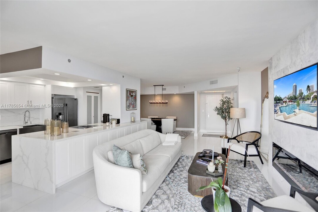 2000 Island Blvd in Aventura, FL - Building Photo