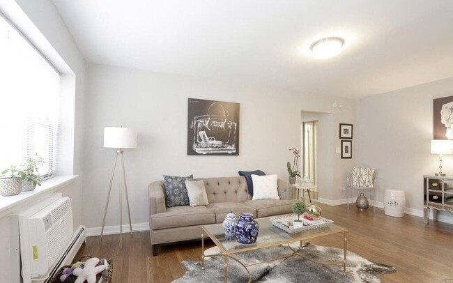 525 W Oakdale Ave in Chicago, IL - Building Photo - Building Photo