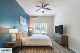 655 W Mallard Creek Church Rd in Charlotte, NC - Building Photo