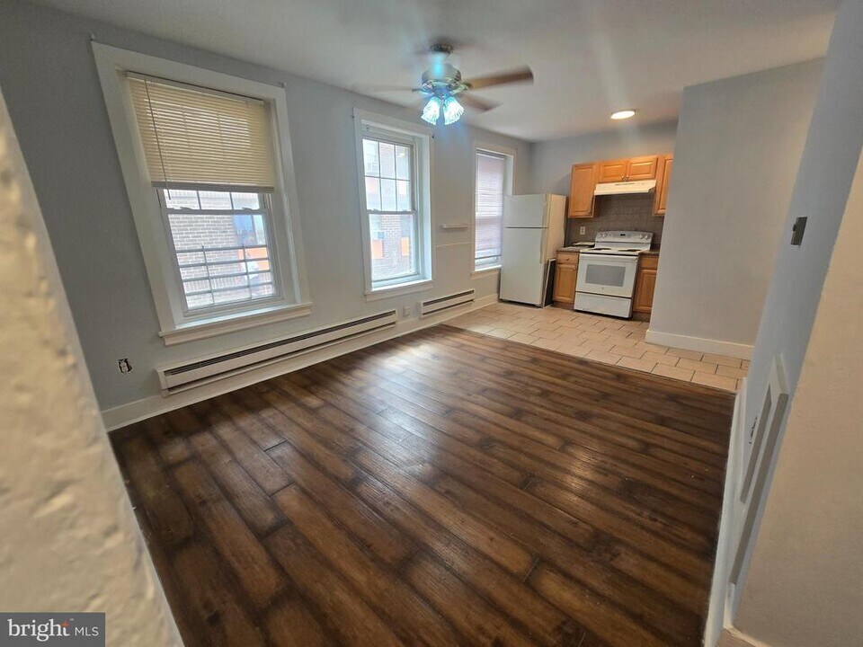 241-43 W Queen Ln-Unit -1R in Philadelphia, PA - Building Photo