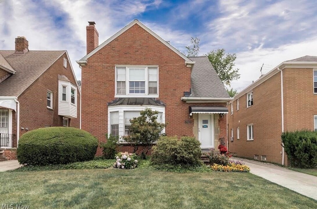 13582 Cedar Rd, Unit Downstairs in University Heights, OH - Foto de edificio