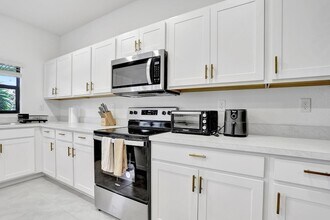 877 NW 3rd Way in Pompano Beach, FL - Building Photo - Building Photo