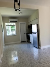 2489 SW 27th St in Miami, FL - Foto de edificio - Building Photo