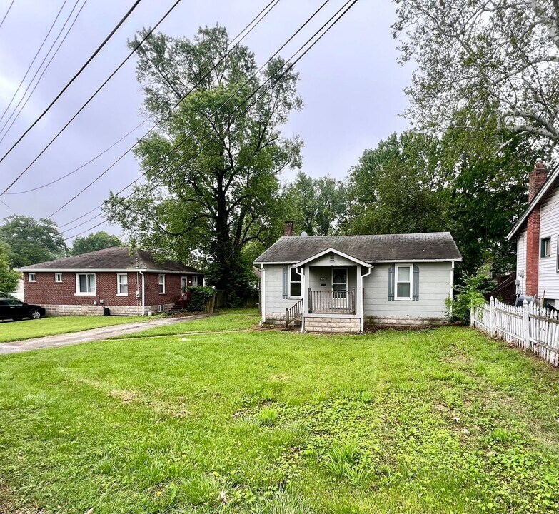 8012 Nola Ave in St. Louis, MO - Building Photo