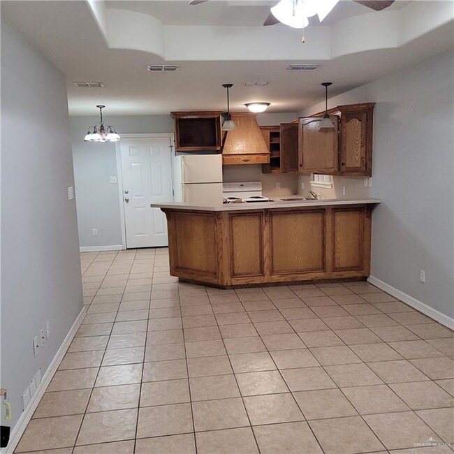 2321 W Candlelight Ln in Edinburg, TX - Building Photo - Building Photo
