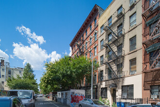 215 E 4th St in New York, NY - Building Photo - Primary Photo