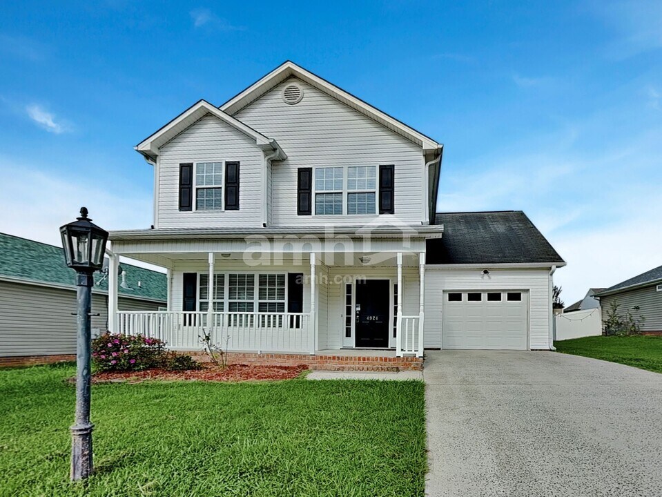 4924 Lighthouse Ct in Winston-Salem, NC - Foto de edificio