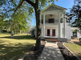 305 W Main St in Kirbyville, TX - Building Photo
