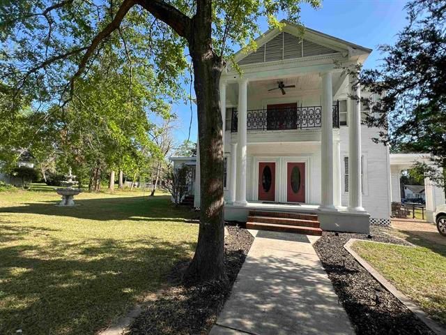 305 W Main St in Kirbyville, TX - Building Photo