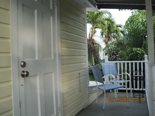 1320 Angela St, Unit Upper in Key West, FL - Foto de edificio - Building Photo