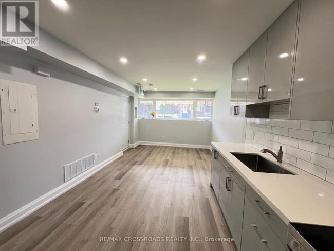 25-25 Glenside Ave in Toronto, ON - Building Photo - Building Photo