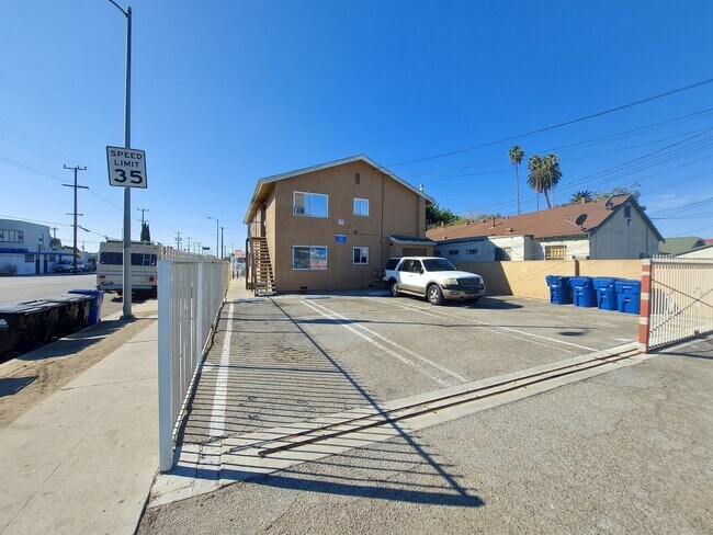 6049 S Normandie Ave, Unit 4 in Los Angeles, CA - Building Photo - Building Photo