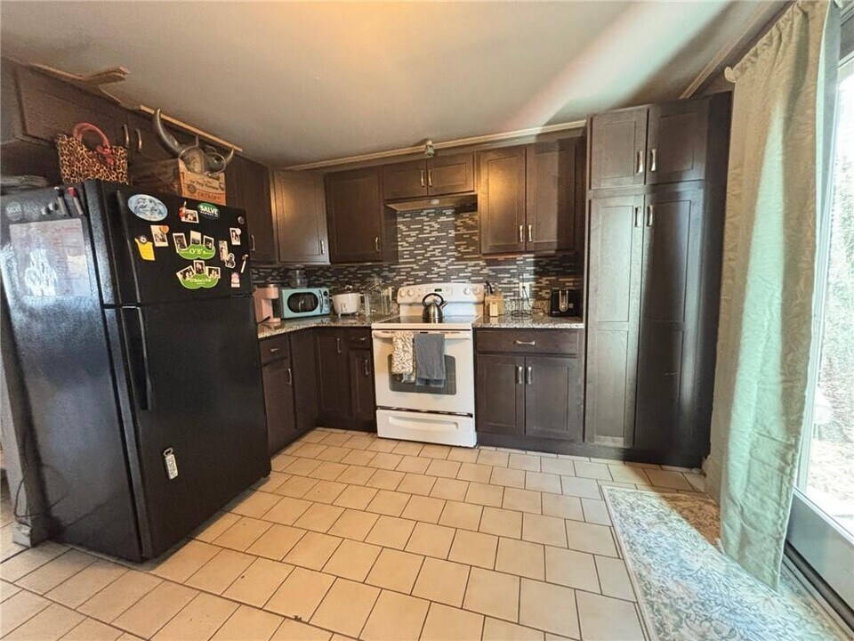 39 Annandale Rd in Newport, RI - Building Photo