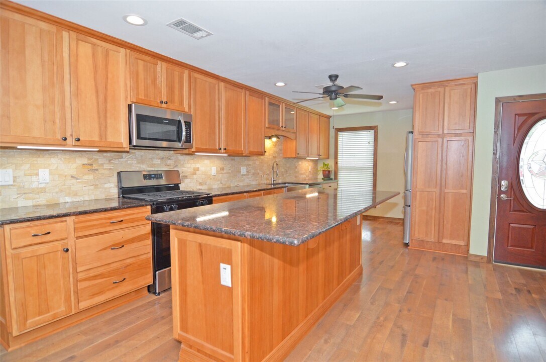 11731 Bowie Dr in La Porte, TX - Building Photo