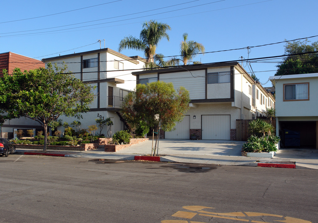 203 E Oak Ave in El Segundo, CA - Building Photo