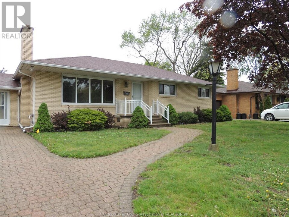 2497 Dandurand Ave in Windsor, ON - Building Photo