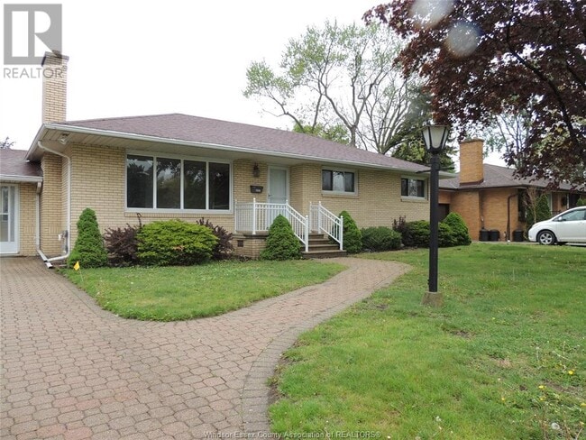 2497 Dandurand Ave