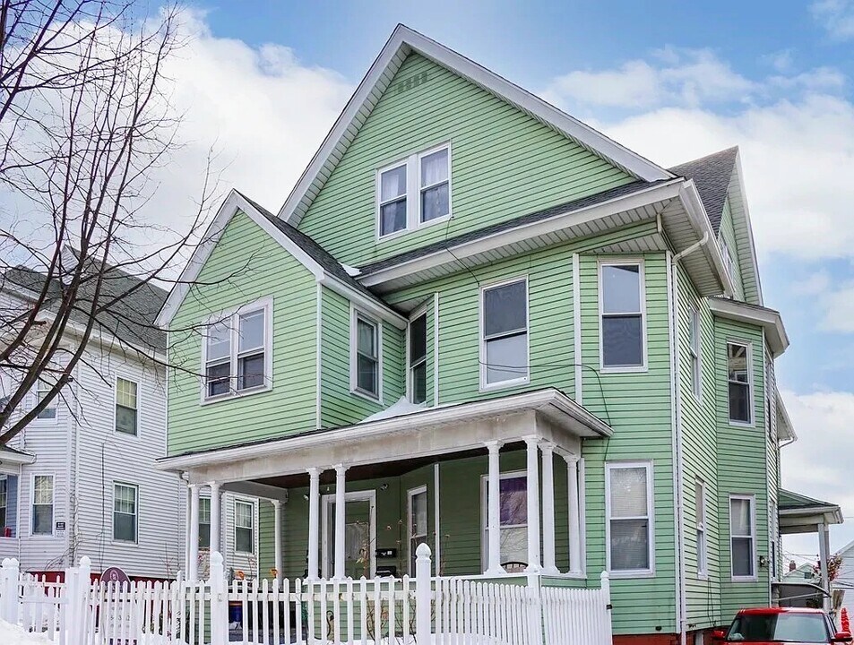 22 Stoneland Rd, Unit B in Worcester, MA - Foto de edificio