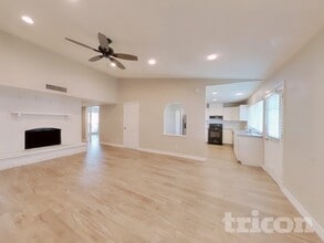 6127 Larchbrook Dr in Houston, TX - Foto de edificio - Building Photo