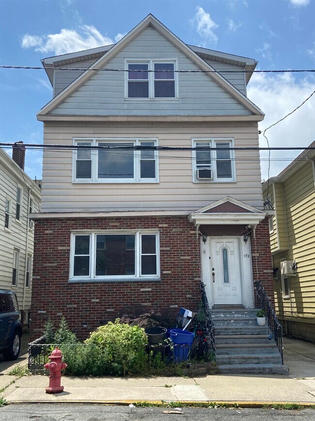 172 W 49th St in Bayonne, NJ - Building Photo - Building Photo