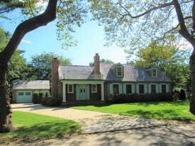 75 Mill Hill Ln in East Hampton, NY - Building Photo