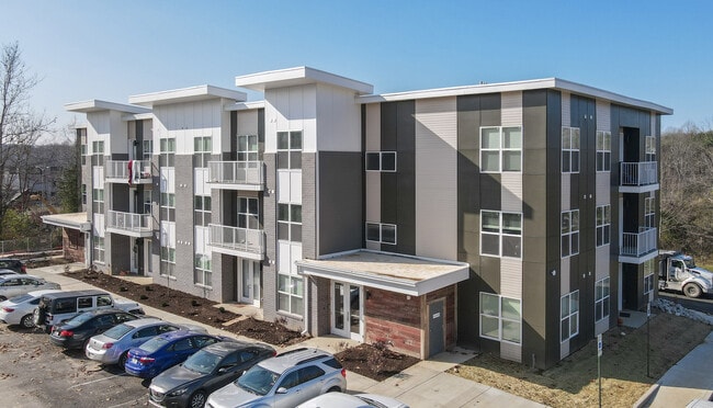 Adams Village at the Mill in Bloomington, IN - Foto de edificio - Building Photo