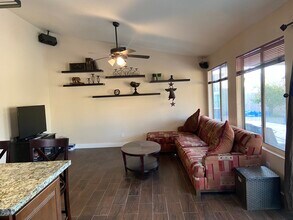 10322 W San Juan Ave in Glendale, AZ - Foto de edificio - Building Photo