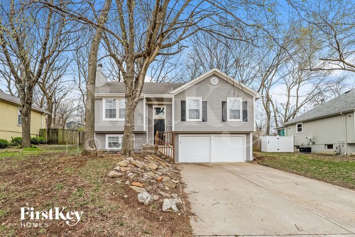 14910 Stonewood Dr in Grandview, MO - Building Photo
