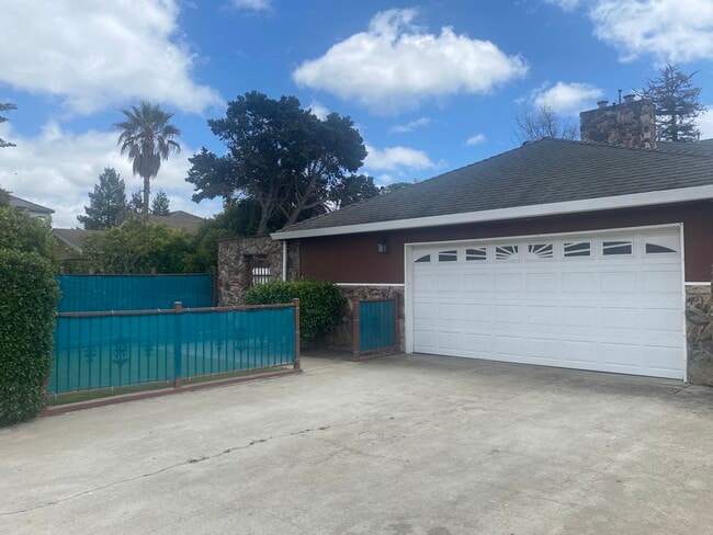 1010 Weeks St in East Palo Alto, CA - Building Photo - Building Photo