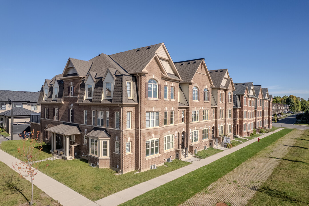 5 Sudeley Ln in Brampton, ON - Building Photo