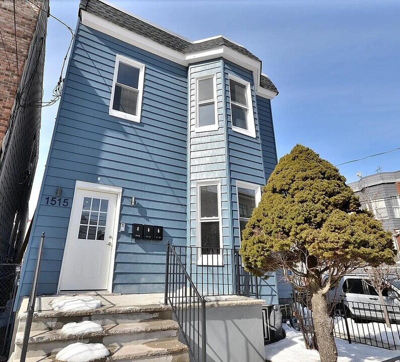 1515 Kerrigan Ave in Union City, NJ - Building Photo