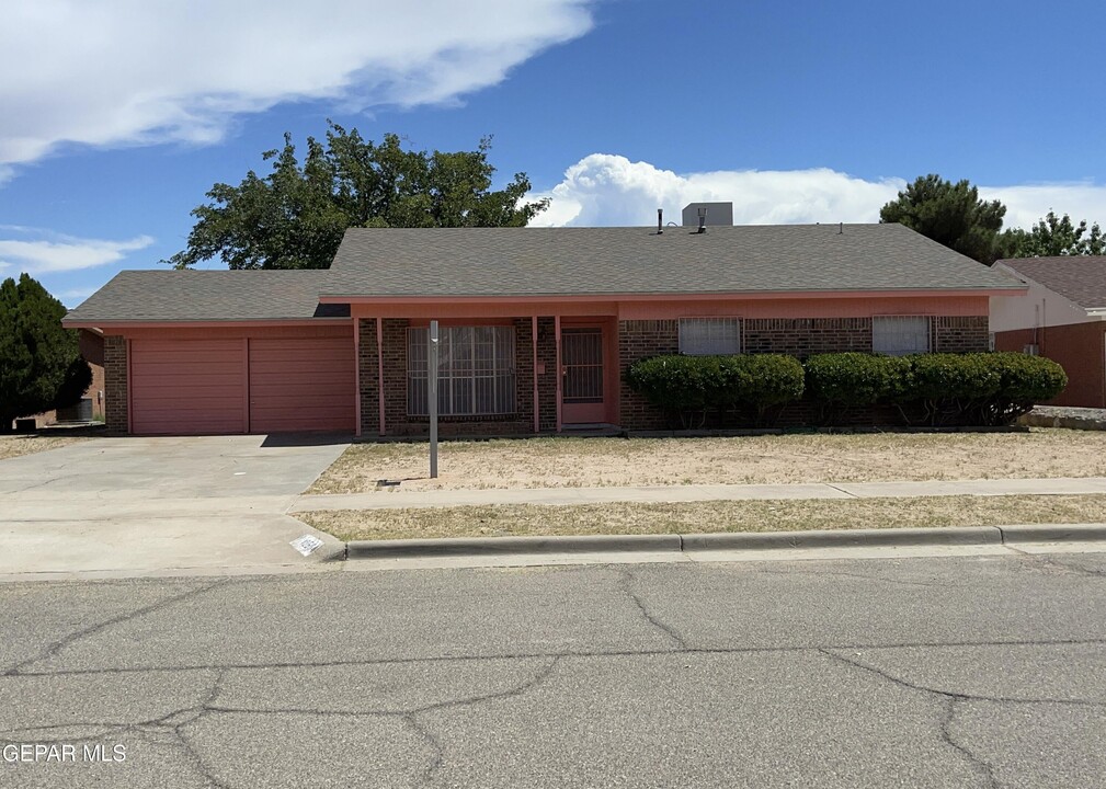 10604 Coralstone Dr in El Paso, TX - Building Photo