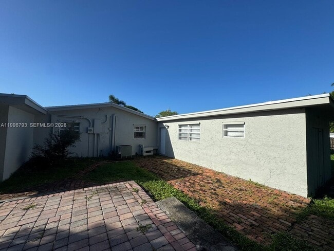 6241 NW 12th St in Sunrise, FL - Building Photo - Building Photo