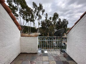 8308 Regents Rd, Unit 3A in San Diego, CA - Building Photo - Building Photo